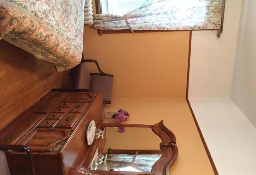 Номер Стандарт, Le Petit Château Montebello B&b