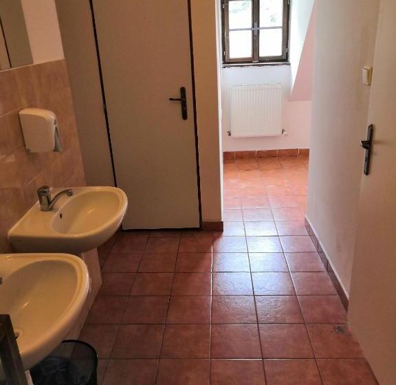 이코노이 4인룸, Hostel Skautský Dom