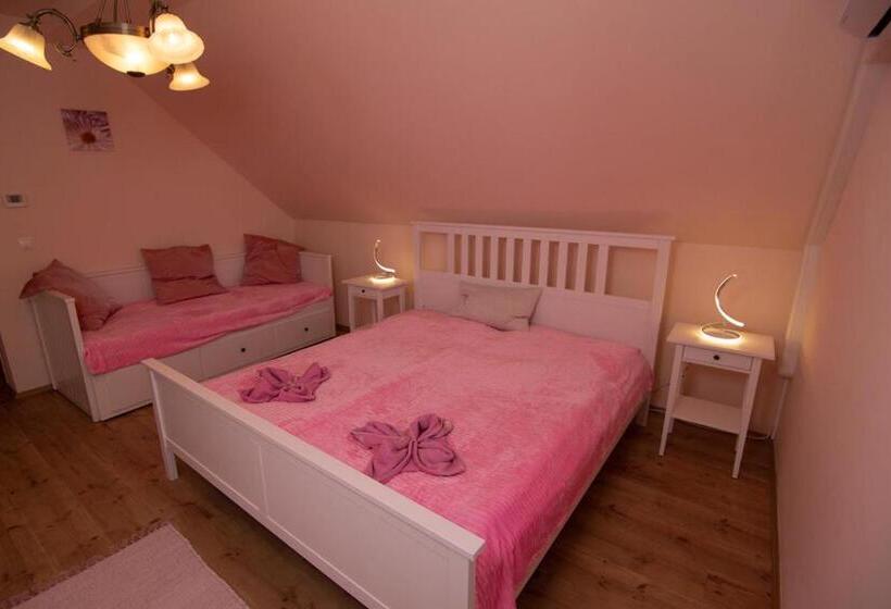 Quarto Estandar, Napvirág Ház