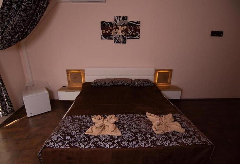 Quarto Quádruplo Estandar, Napvirág Ház