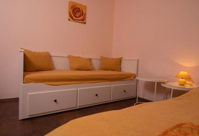 Quarto Estandar para Deficientes Físicos, Napvirág Ház