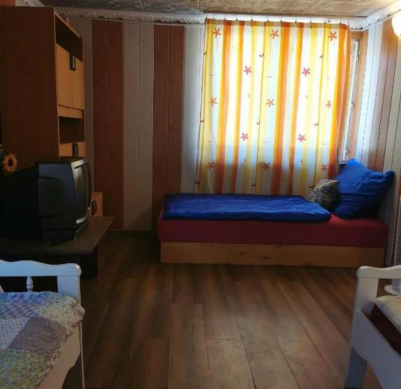 کلبه ییلاقی, Edit Vendégház