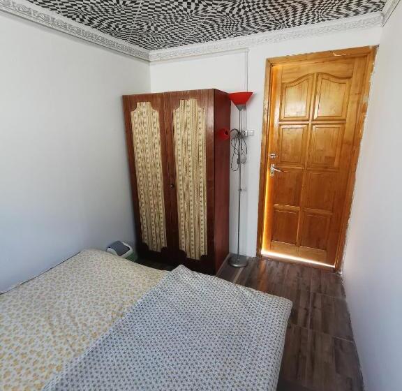 اتاق اکونومی, Edit Vendégház