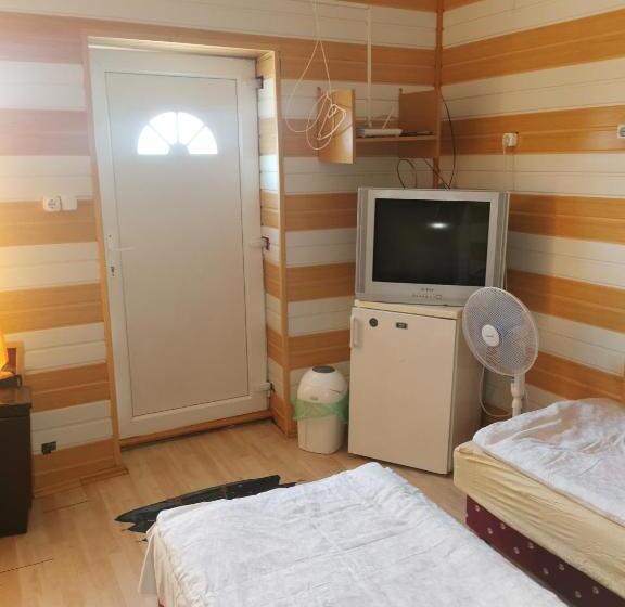 اتاق اکونومی, Edit Vendégház