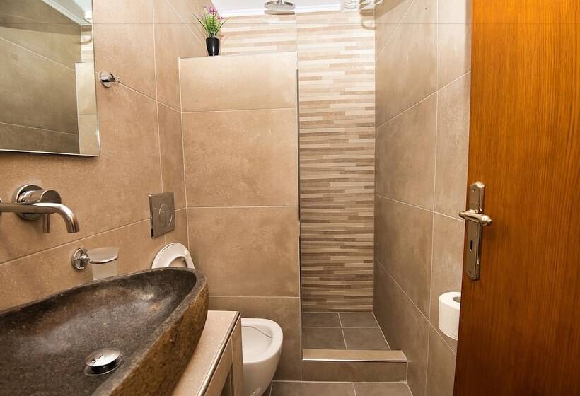 اتاق استاندارد با چشم‌انداز کوهستان, Irini S Rooms