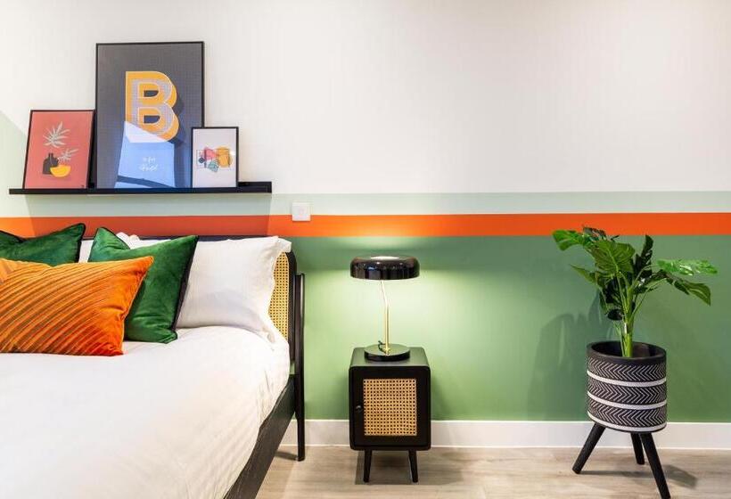 استودیوی استاندارد, Your Apartment I Clifton Village