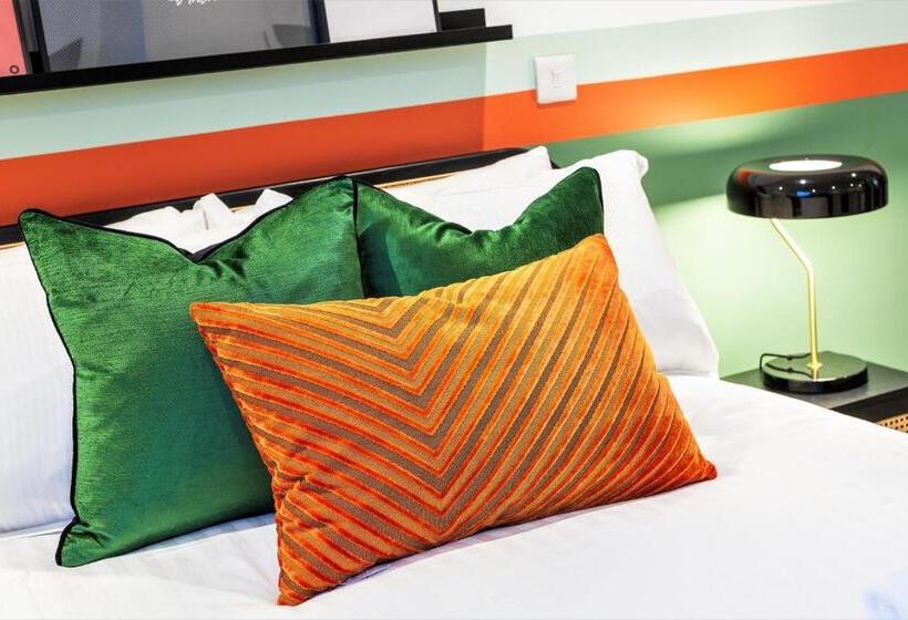 استودیوی استاندارد, Your Apartment I Clifton Village