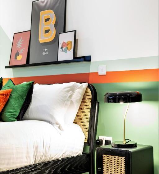 استودیوی استاندارد, Your Apartment I Clifton Village