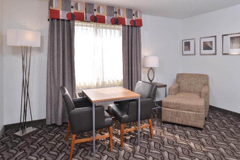 带大床的套房, Holiday Inn Express Hotel & Suites Lonoke I 40, An Ihg
