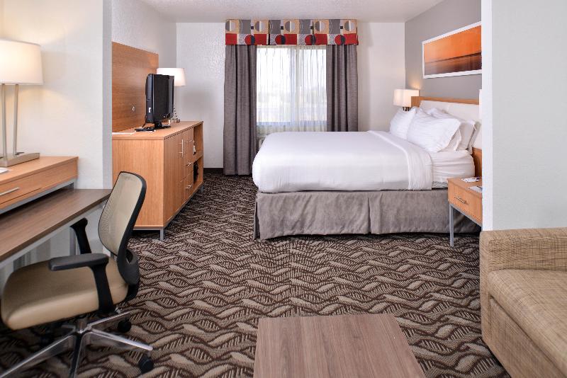 带大床的套房, Holiday Inn Express Hotel & Suites Lonoke I 40, An Ihg