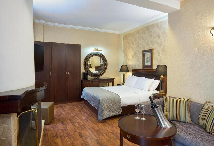 سوییت جونیور, Olympus Mediterranean Boutique