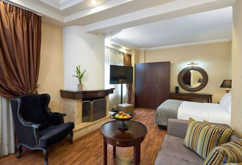 سوییت جونیور, Olympus Mediterranean Boutique