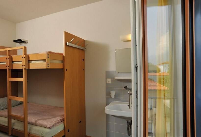 اتاق استاندارد با سرویس بهداشتی مشترک, Locarno Youth Hostel