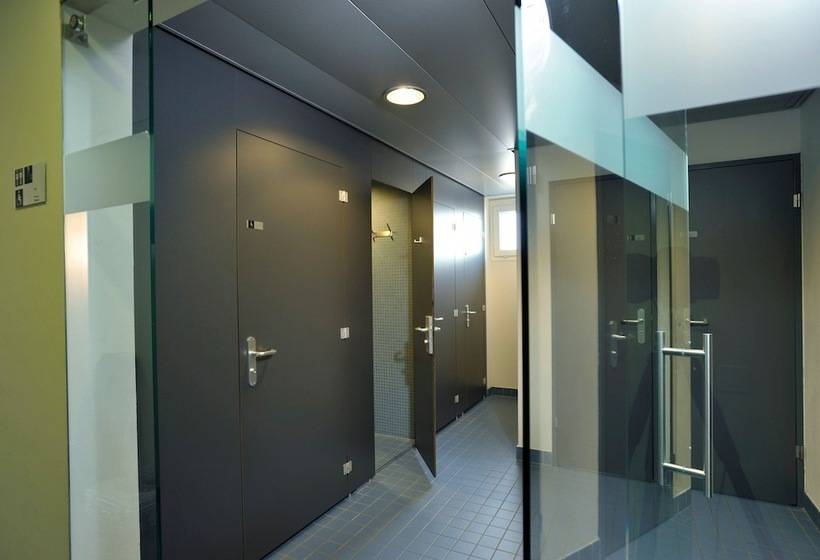 اتاق استاندارد چهارنفره با سرویس بهداشتی مشترک, Locarno Youth Hostel