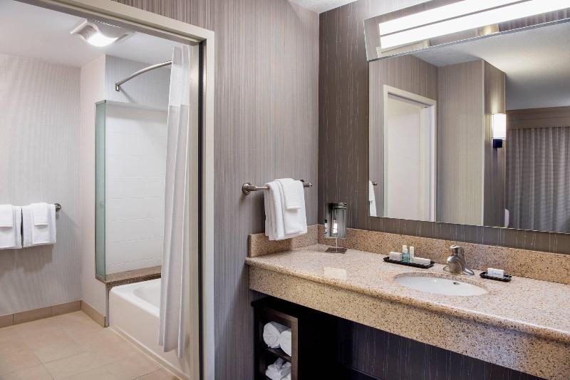 מיטת קינג בסוויטה, Courtyard By Marriott Edmonton West