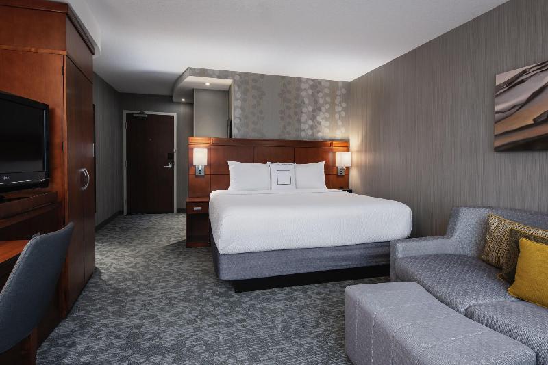 キングサイズベッドのスタンダードルーム, Courtyard By Marriott Edmonton West