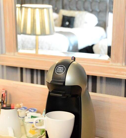 Семейный Номер, The Hotel Commodore
