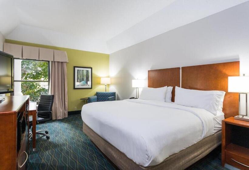 带大床的行政房间, Holiday Inn Express & Suites Wilmington University Center, An Ihg