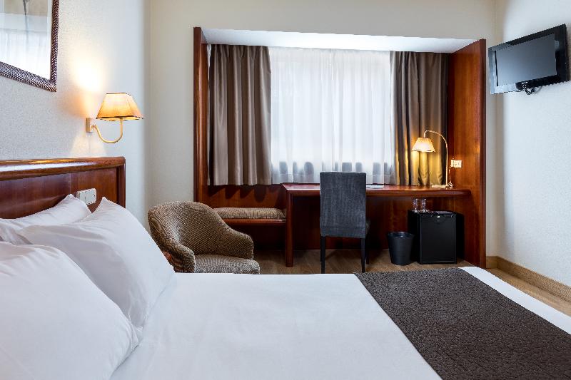 带大床的行政房间, Holiday Inn Express & Suites Wilmington University Center, An Ihg