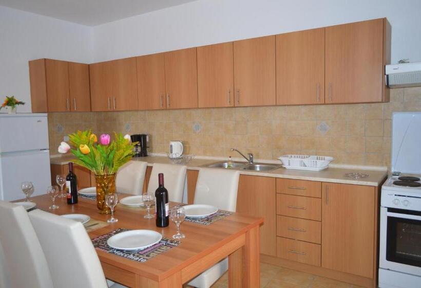 Вилла 3 Спальни с Бассейном, Gennadi Gardens Apartments & Villas