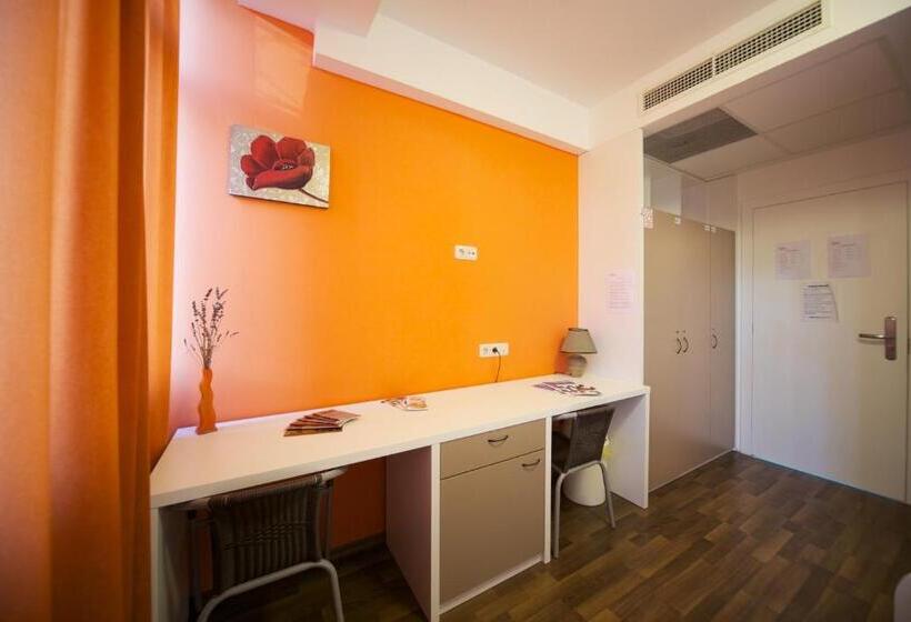 اتاق استاندارد سه نفره, Funk Lounge Hostel