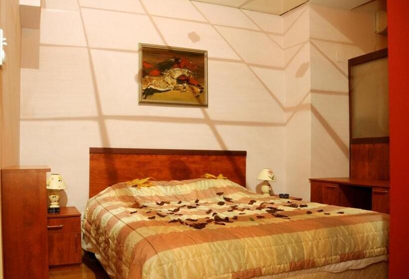 اتاق استاندارد سه نفره, Tomce Sofka