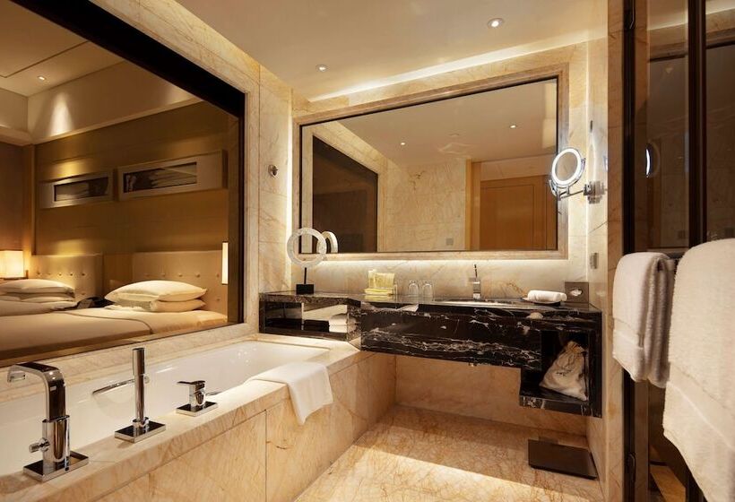 Номер Executive, Hilton Dalian