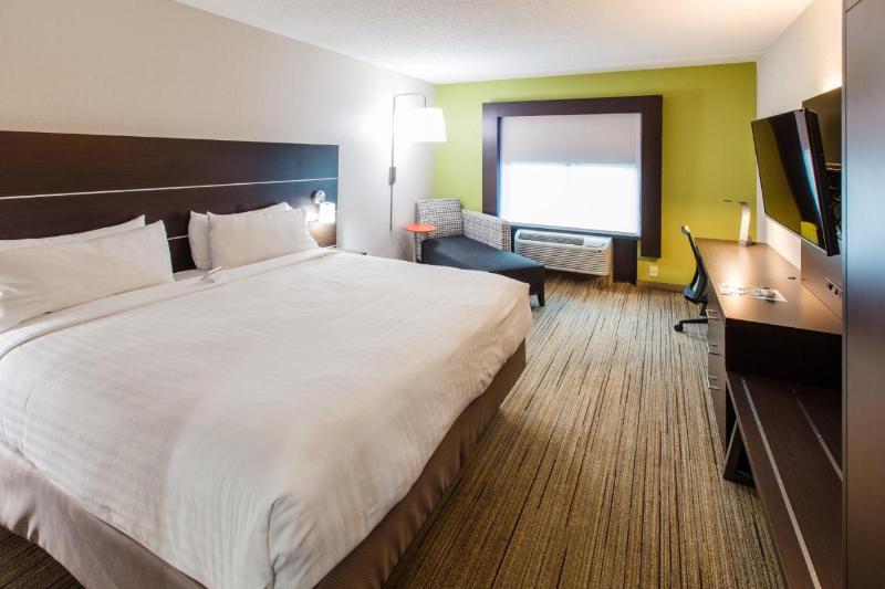 带大床的套房, Holiday Inn Express Hotel & Suites Harriman, An Ihg
