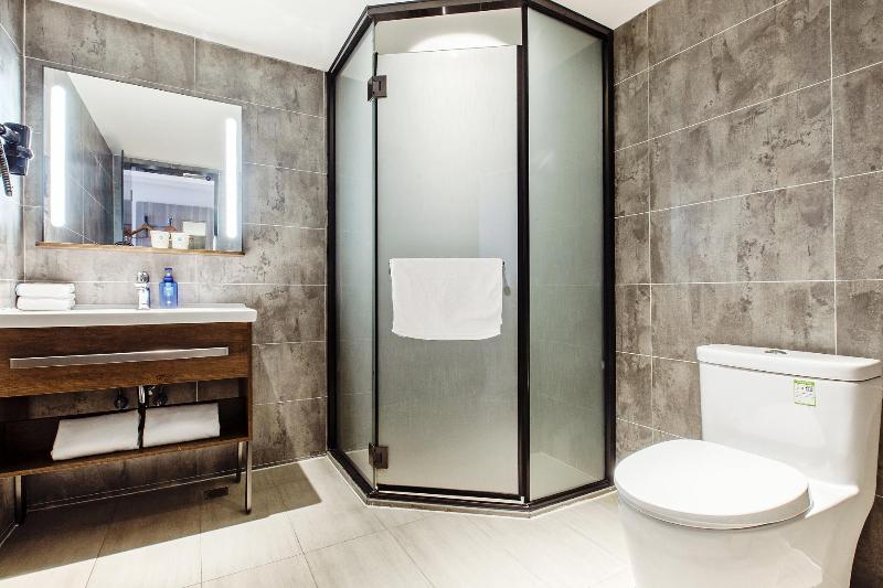 스탠다드 룸 킹사이즈 침대, Holiday Inn Express Hotel & Suites Vermillion By Ihg