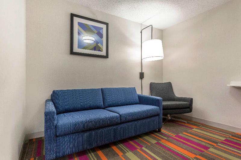 Номер Стандарт Адаптированный для Инвалидов, Holiday Inn Express Mount Pleasant  Scottdale, An Ihg