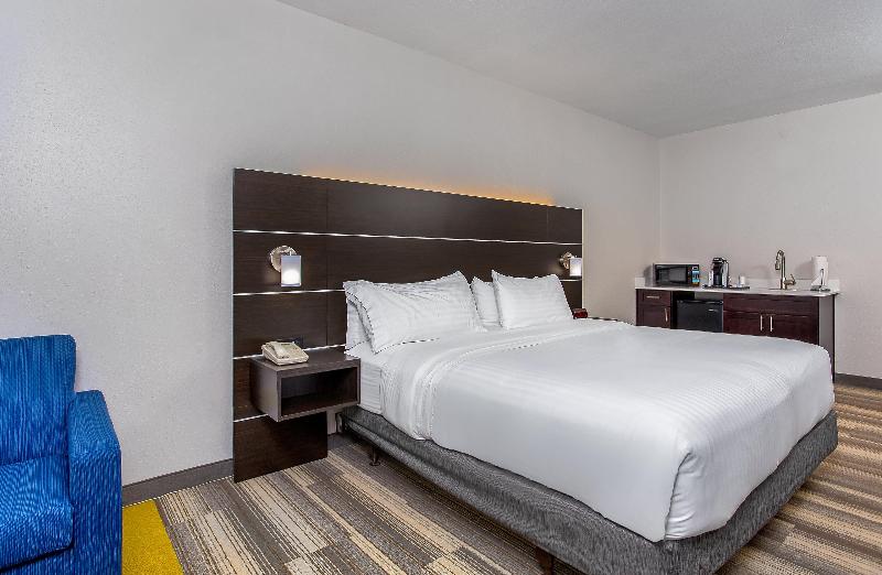 带大床的套房, Holiday Inn Express & Suites Morristown, An Ihg