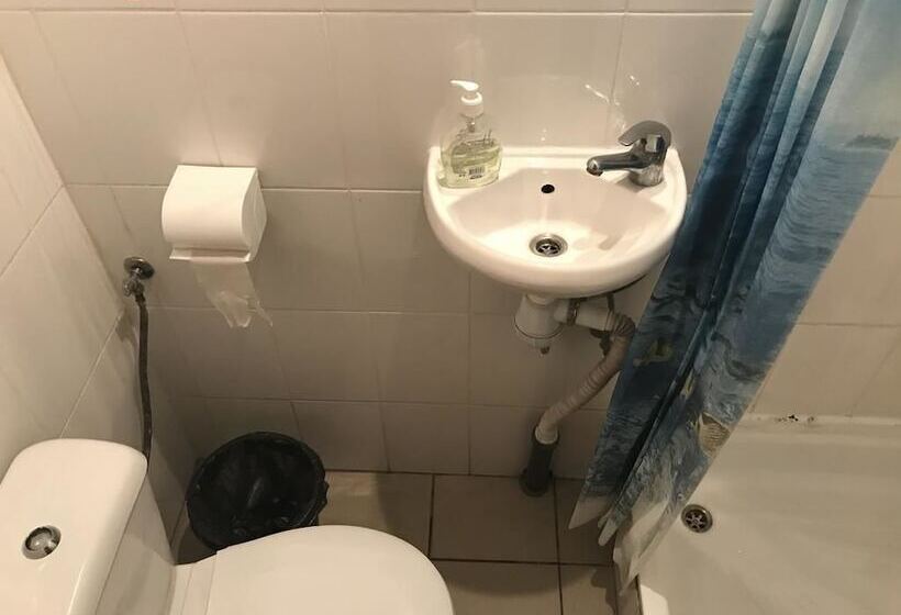 غرفة قياسية ثلاثية, Mister Hostel