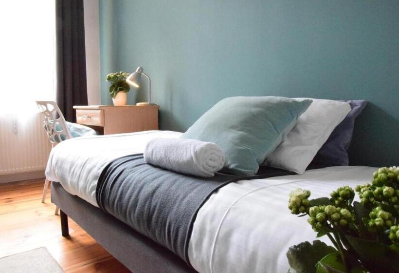 اتاق استاندارد یک نفره, Blooms Inn & Apartments