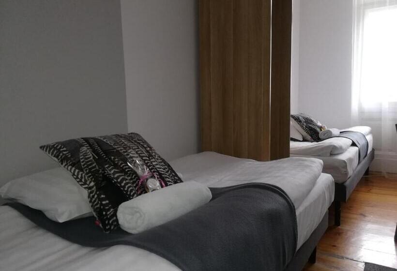 اتاق استاندارد, Blooms Inn & Apartments