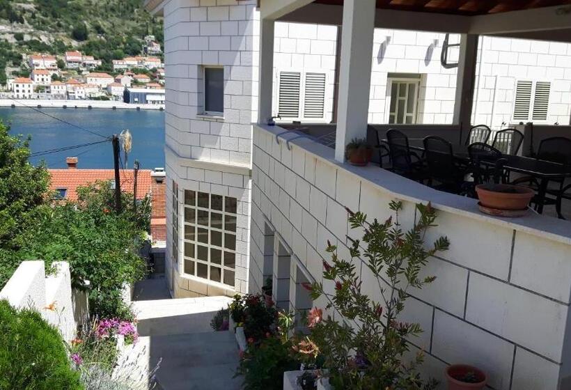 Escritório Estándar, Apartments Villa Sirena