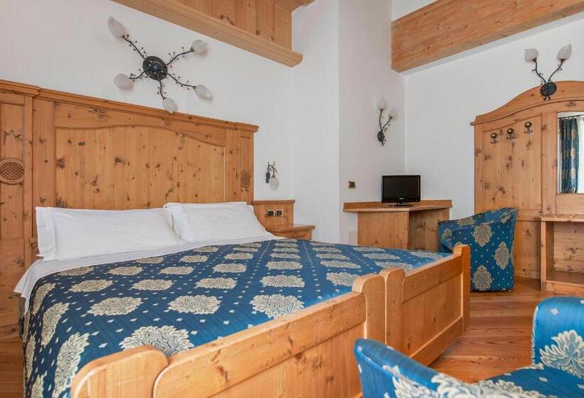 Полулюкс, Family Hotel La Perla