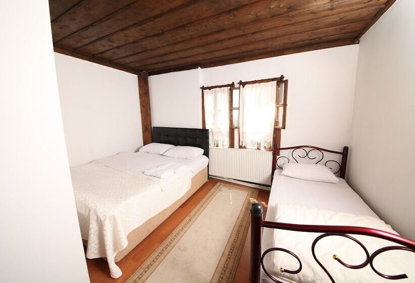 Номер Стандарт Трехместный, Efe Guest House