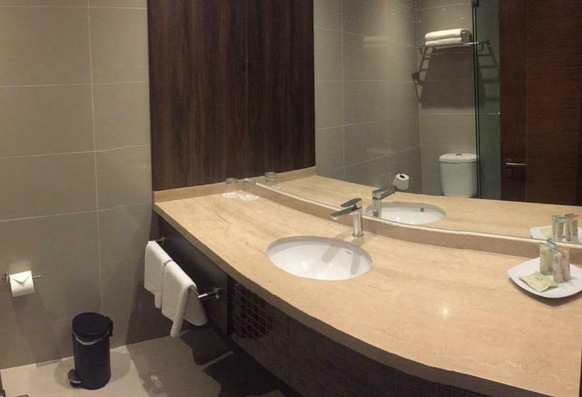 اتاق استاندارد با تخت بزرگ, Courtyard By Marriott Puerto Montt
