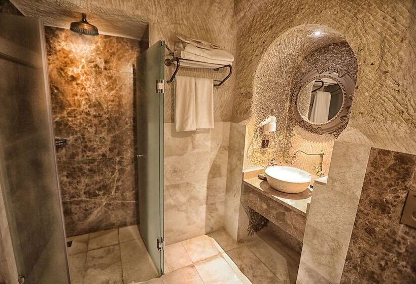 Номер Стандарт, Traveller S Cave