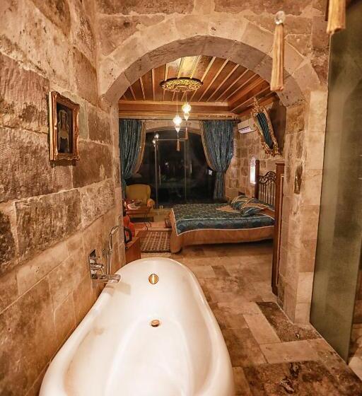 Люкс, Traveller S Cave
