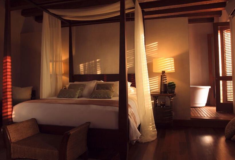 Полулюкс, Ananda Hotel Boutique