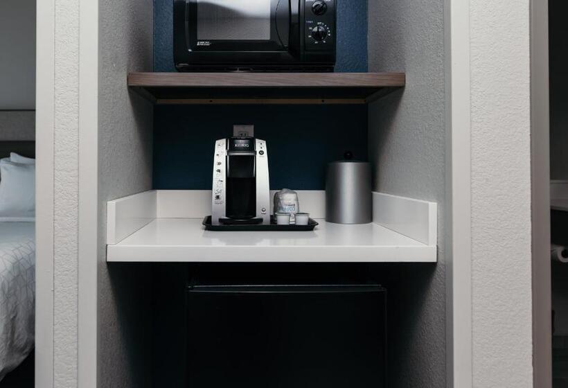 Люкс Кровать Кинг, Holiday Inn Express And Suites Urbandale Des Moines, An Ihg