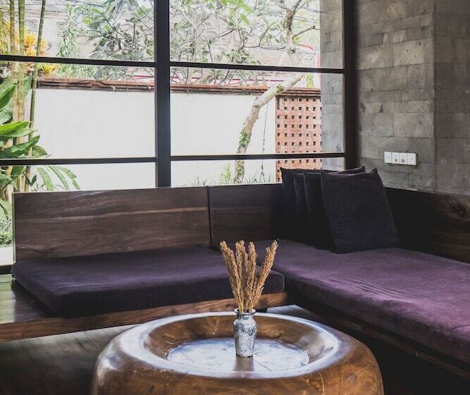 Vivenda 3 Dormitórios com Piscina, Luwak Estate