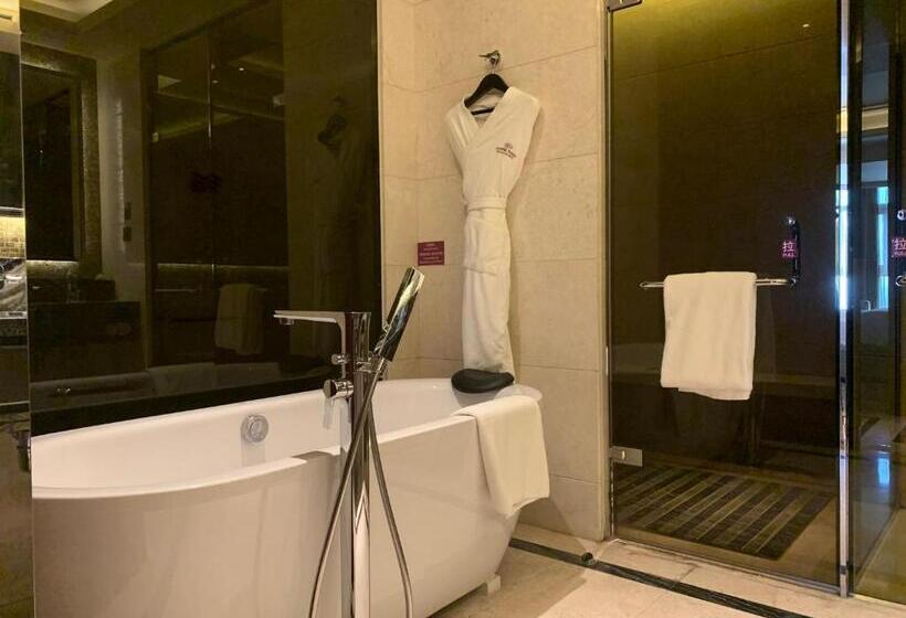 带大床的标准间, Crowne Plaza Tianjin Jinnan, An Ihg