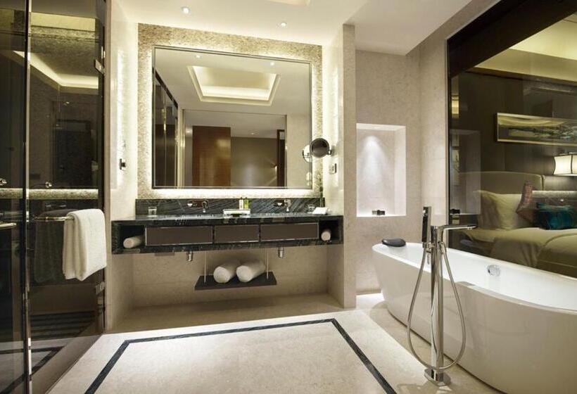 带大床的小型套房, Crowne Plaza Tianjin Jinnan, An Ihg