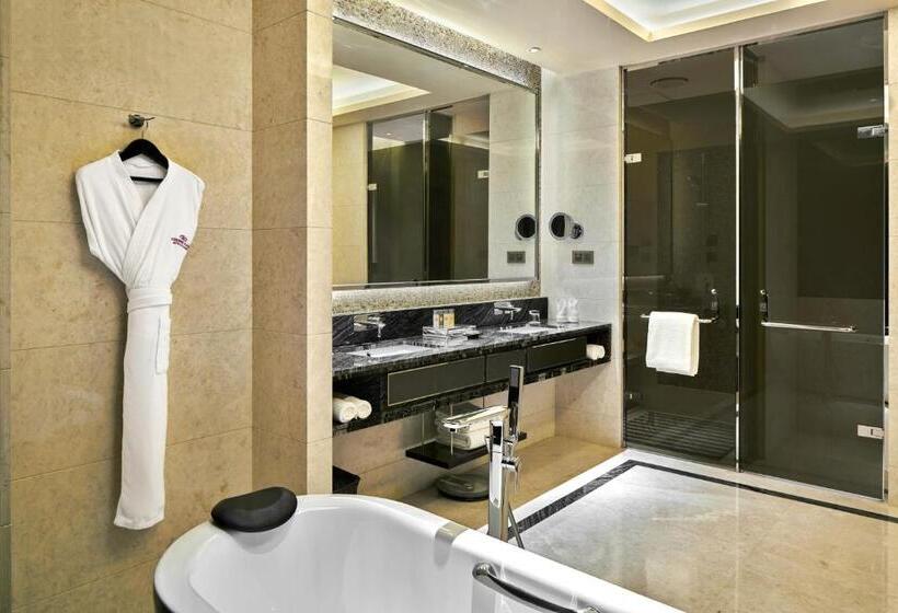 带城市景观的高级房间, Crowne Plaza Tianjin Jinnan, An Ihg