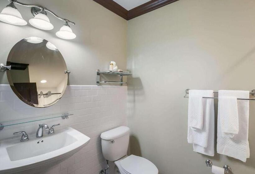 מיטת קינג בסוויטה, Water Street Hotel & Marina, Ascend Hotel Collection