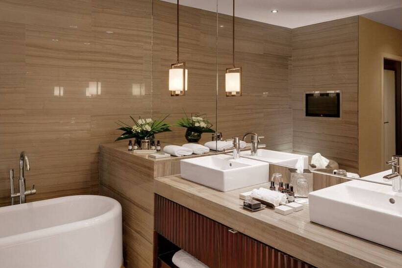 Полулюкс Вид на Бассейн, Kempinski Hotel Gold Coast City