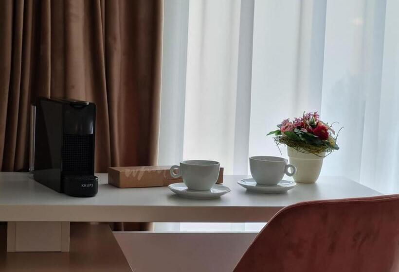 اتاق لوکس, Vila Mrv