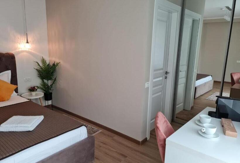 اتاق لوکس با بالکن, Vila Mrv